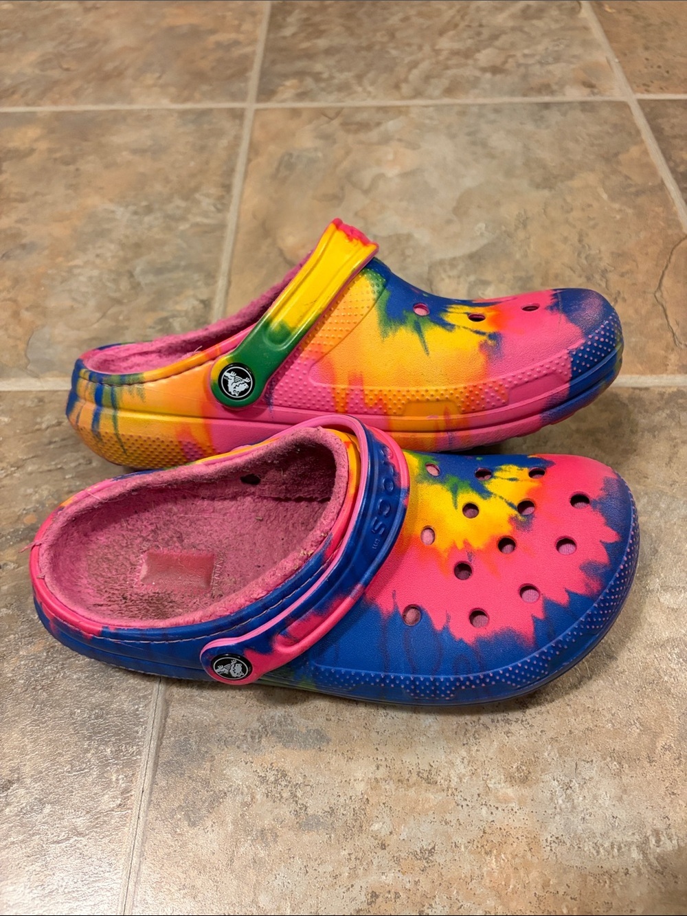 CROCS Womens 8 Tie-Dye Lined Clog in Pink Yellow Blue